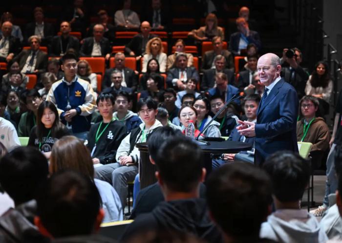 重庆时时彩:感受科技、到访高校……在上海,朔尔茨很忙!