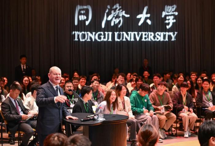 重庆时时彩:感受科技、到访高校……在上海,朔尔茨很忙!